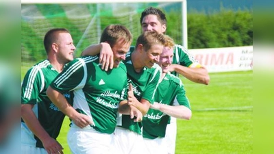 Torjäger Patrick Tersteeg (2.v.l.) gab in der Partie gegen Kammerberg einen gelungenen Einstand in der 1. Mannschaft des TSV Allach 09. (Foto: pi)