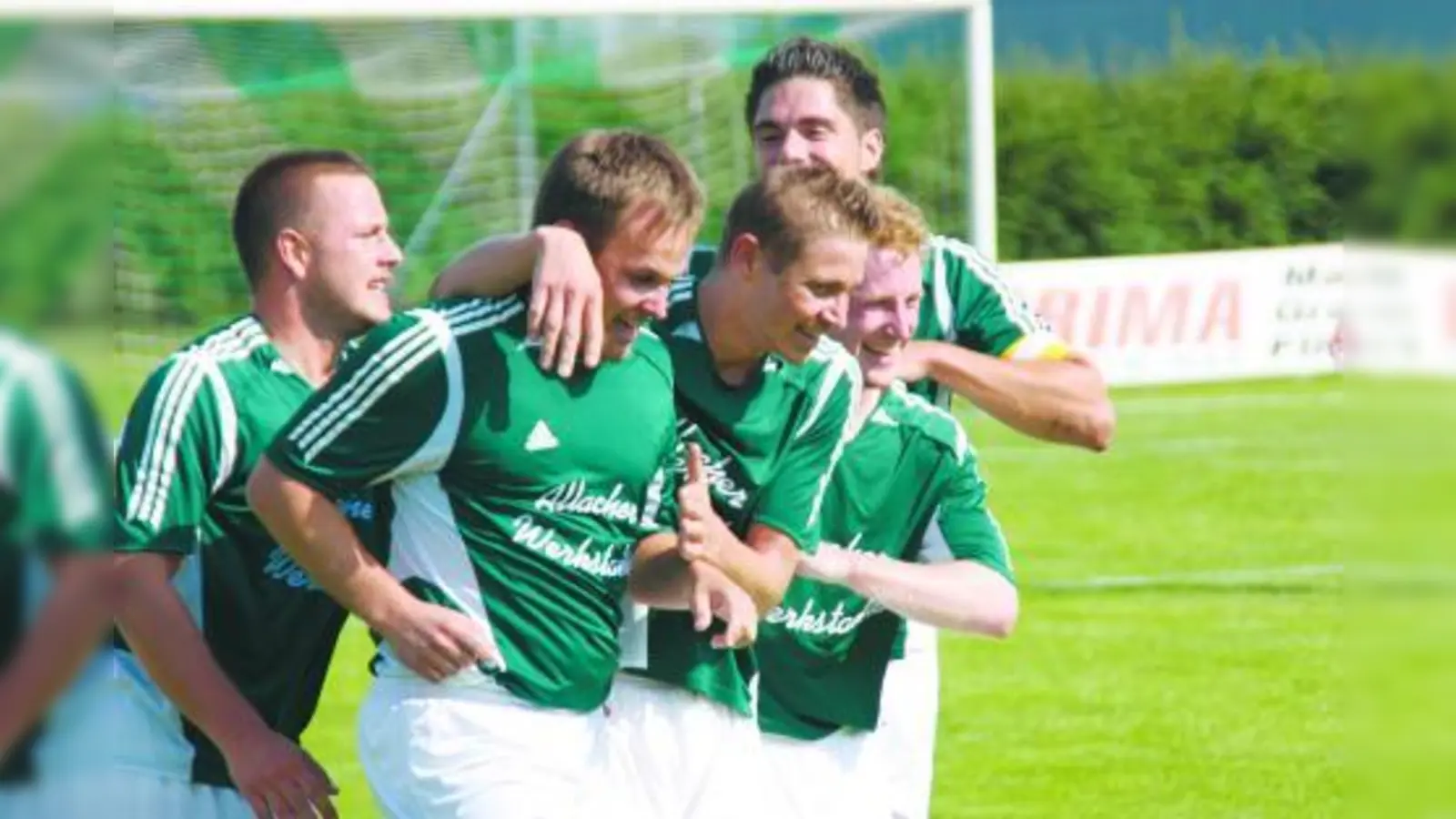 Torjäger Patrick Tersteeg (2.v.l.) gab in der Partie gegen Kammerberg einen gelungenen Einstand in der 1. Mannschaft des TSV Allach 09. (Foto: pi)