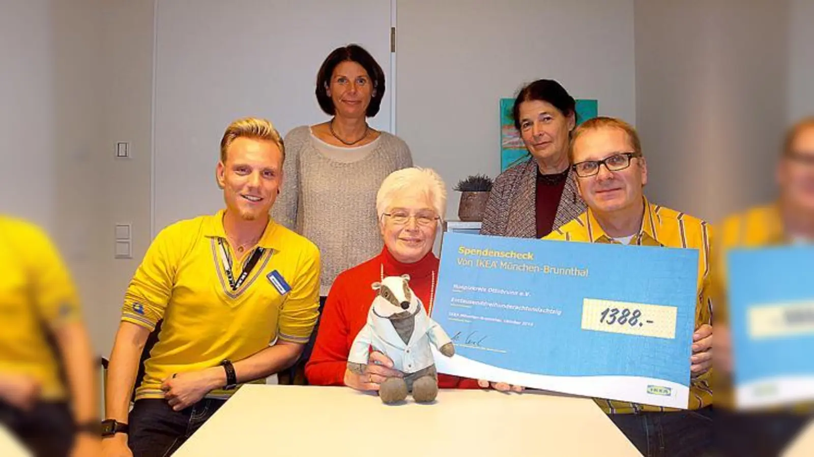 Bei der Scheckübergabe (v.l.):  Antonio Jorke, Barbara Mallmann, Dr. Barbara Senger, Dr. Susanne Naujoks-Heinrich und Michael Lenski.	 (Foto: Eva-Maria Stiebler)