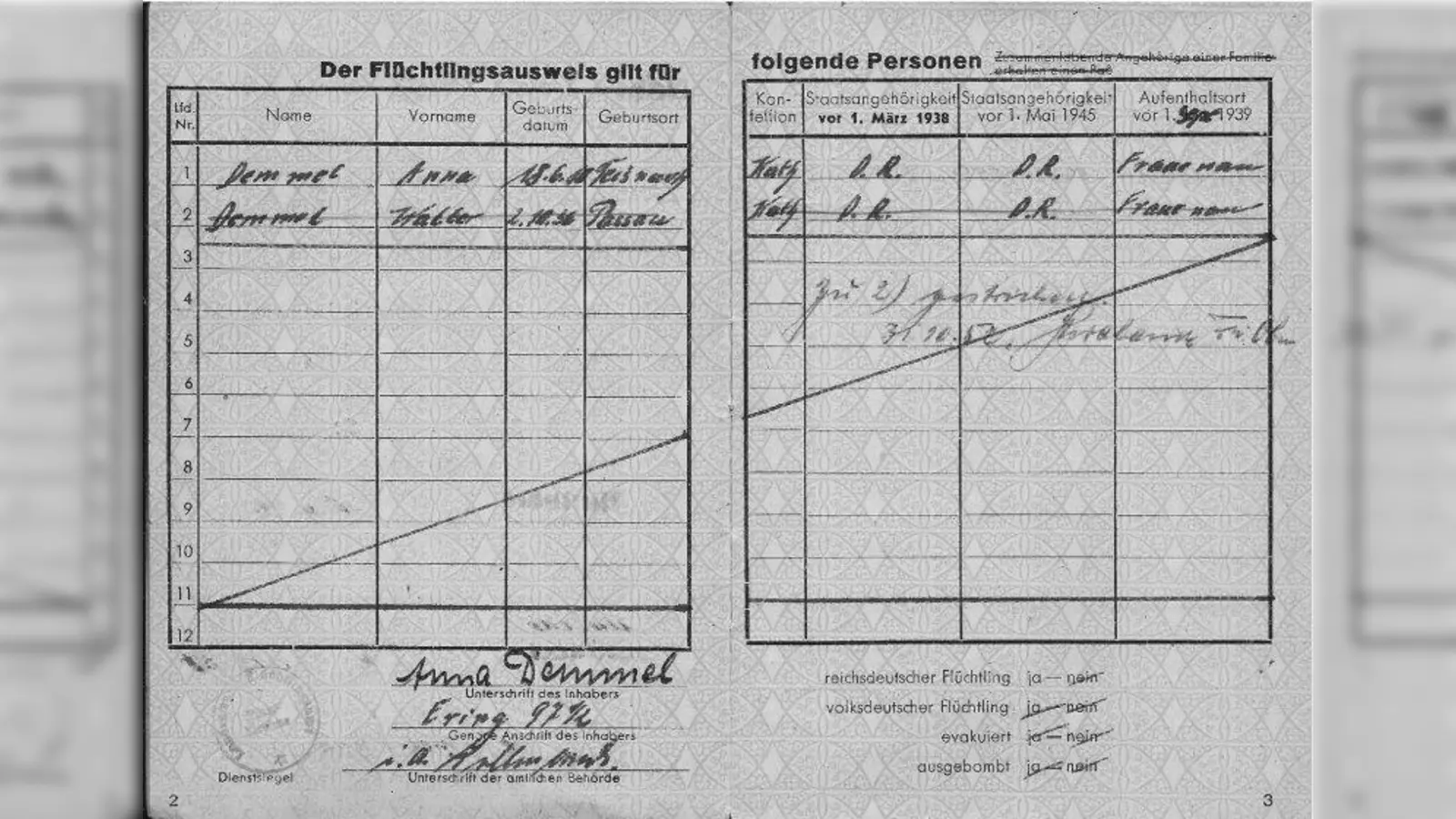 Bild 1: Flüchtlingsausweis (Foto: Archiv Demmel)