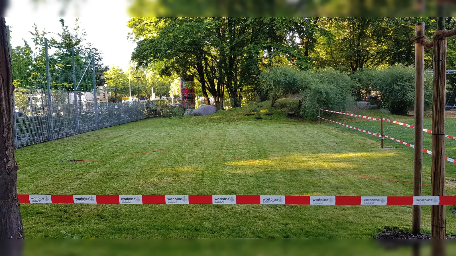 Für die Gartenerweiterung sind angrenzende Grünflächen der Allee umgestaltet worden. (Foto: Stefanie Heindl)