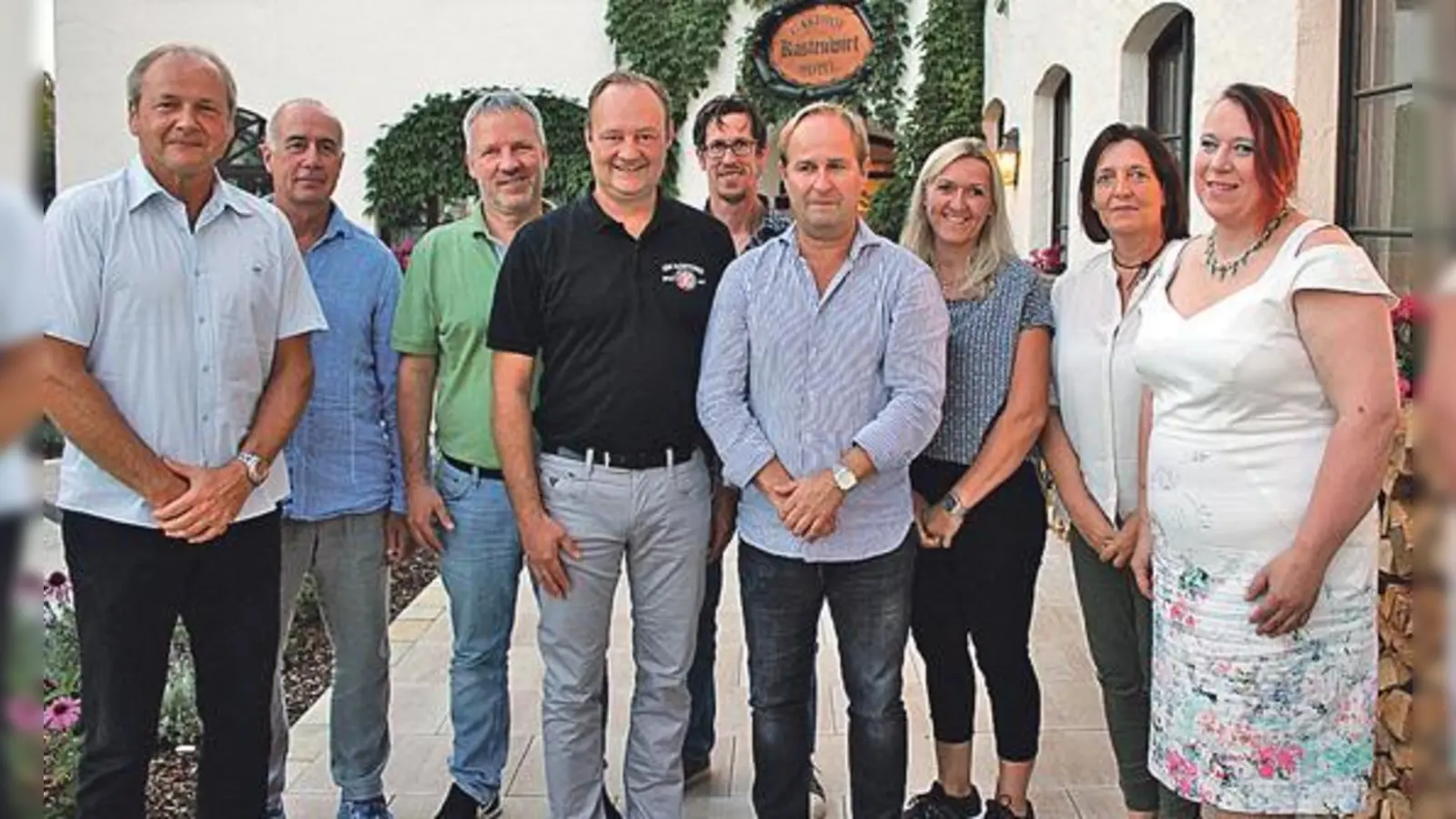 Die für die nächsten zwei Jahre gewählten Vertreter des EHC Klostersee (von links): Engelbert Remiger, Max Kreitmaier, Thomas Eibl, Sascha Kaefer, Martin Sauter, Michael Schunda, Renate Ulrich, Sylvia Hofmann und Cornelia Manz.	 (Foto: smg)