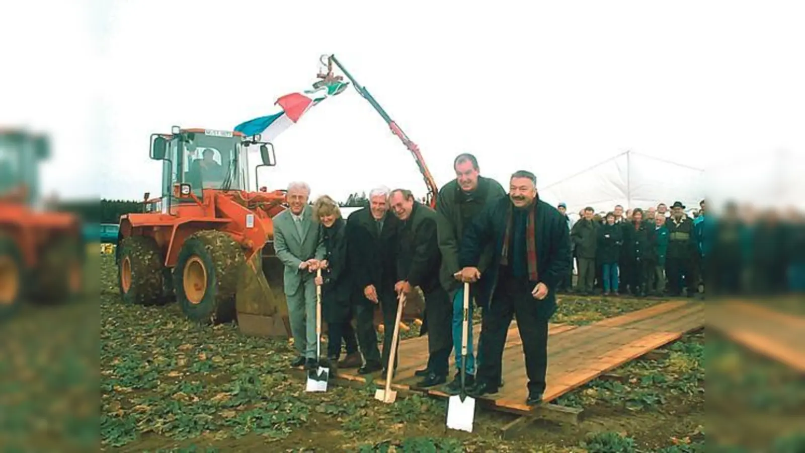 Der damalige Bürgermeister Josef Kellermeier half mit Landrat Heiner Janik im März 2000 beim ersten Spatenstich der Ortsumgehung.  (Foto: Schunk)