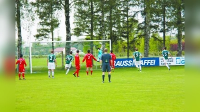 Andreas Ostermaier vom TSV Allach 09 trifft per Freistoß zum 1:1-Ausgleich. (Foto: pi)