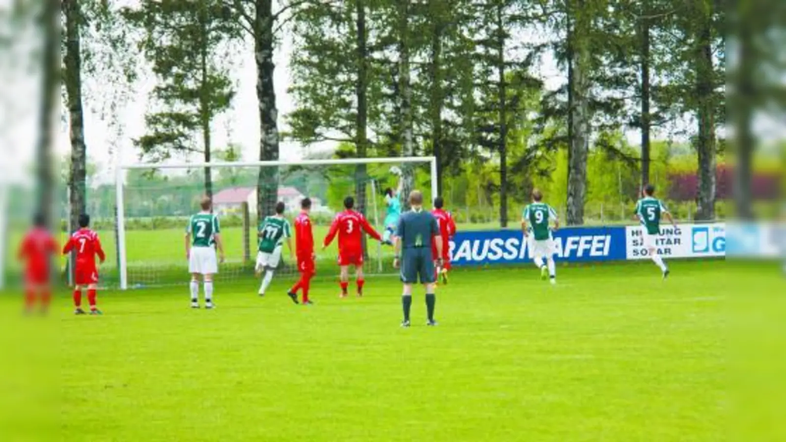 Andreas Ostermaier vom TSV Allach 09 trifft per Freistoß zum 1:1-Ausgleich. (Foto: pi)