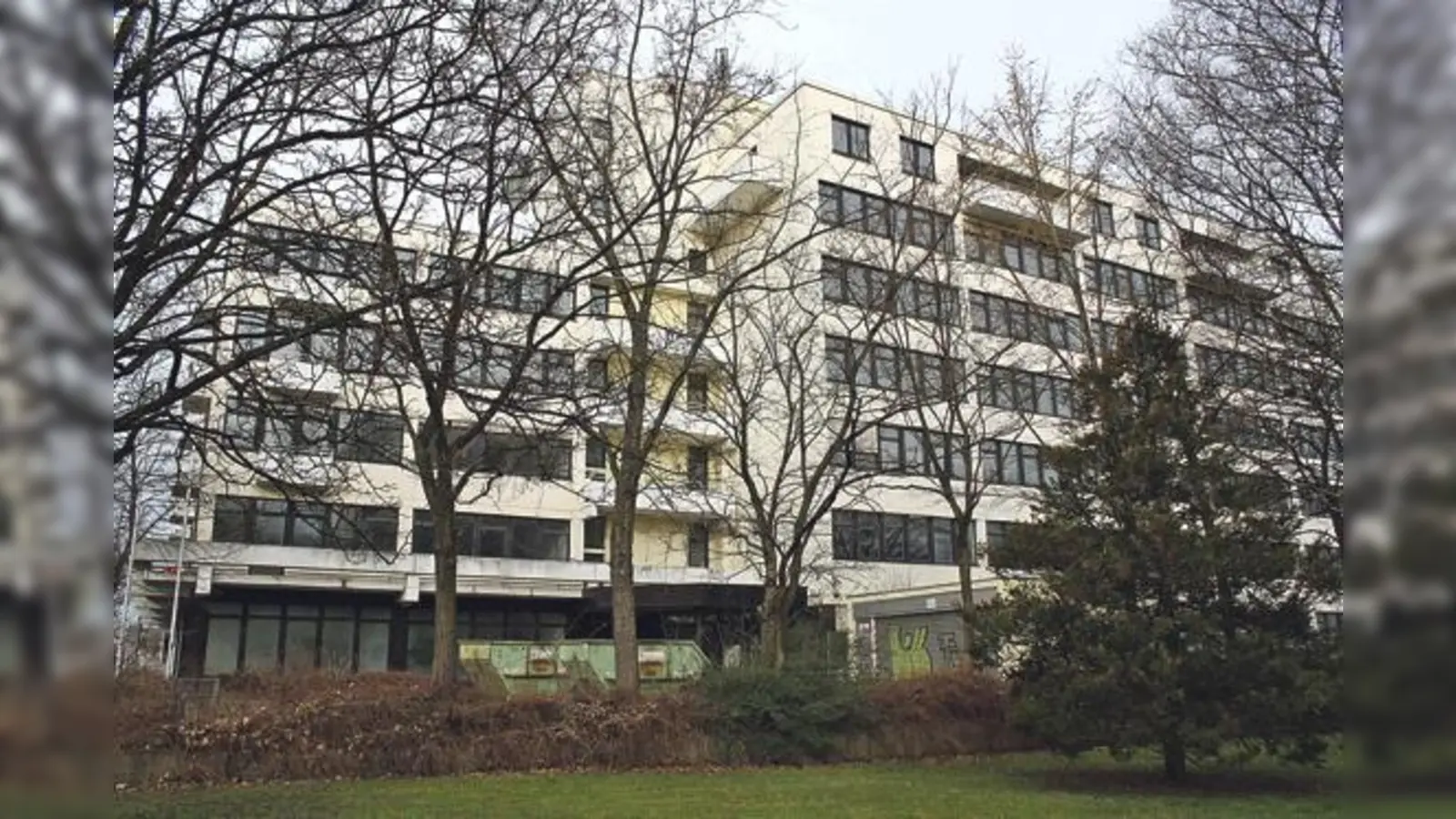 Das ehemalige Bürogebäude in der Berg-am-Laim-Straße wird zur Flüchtlingsunterkunft umgebaut.	 (Foto: js)