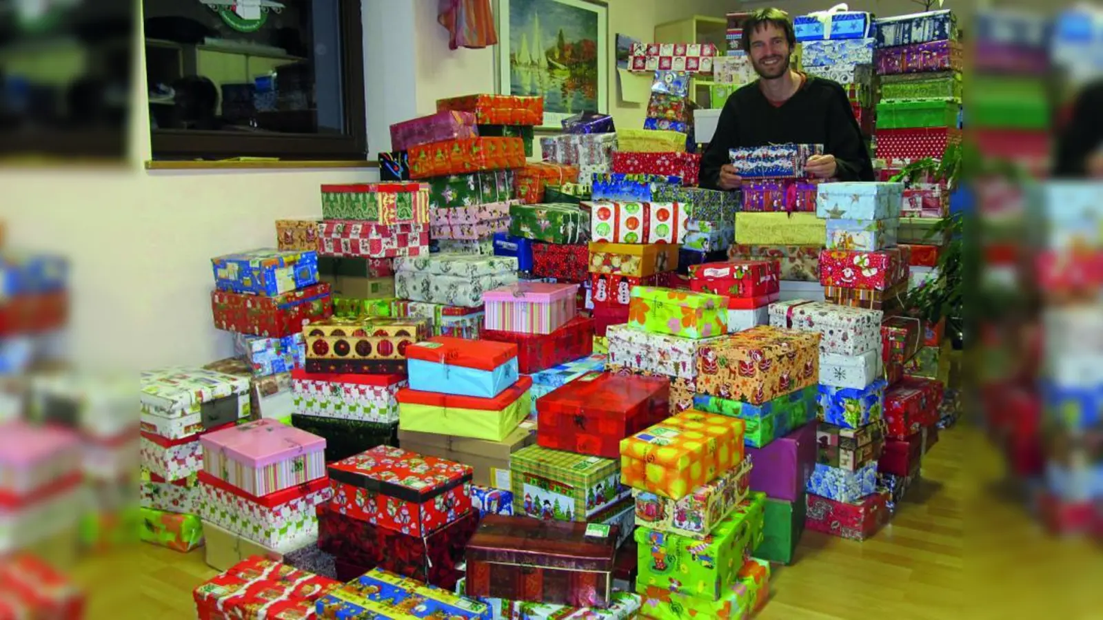 Stolze 314 Weihnachtspäckchen für die Aktion „Weihnachten im Schuhkarton” kamen in der Sammelstelle der Freien evangelischen Gemeinde Germering zusammen. (Foto: pi)