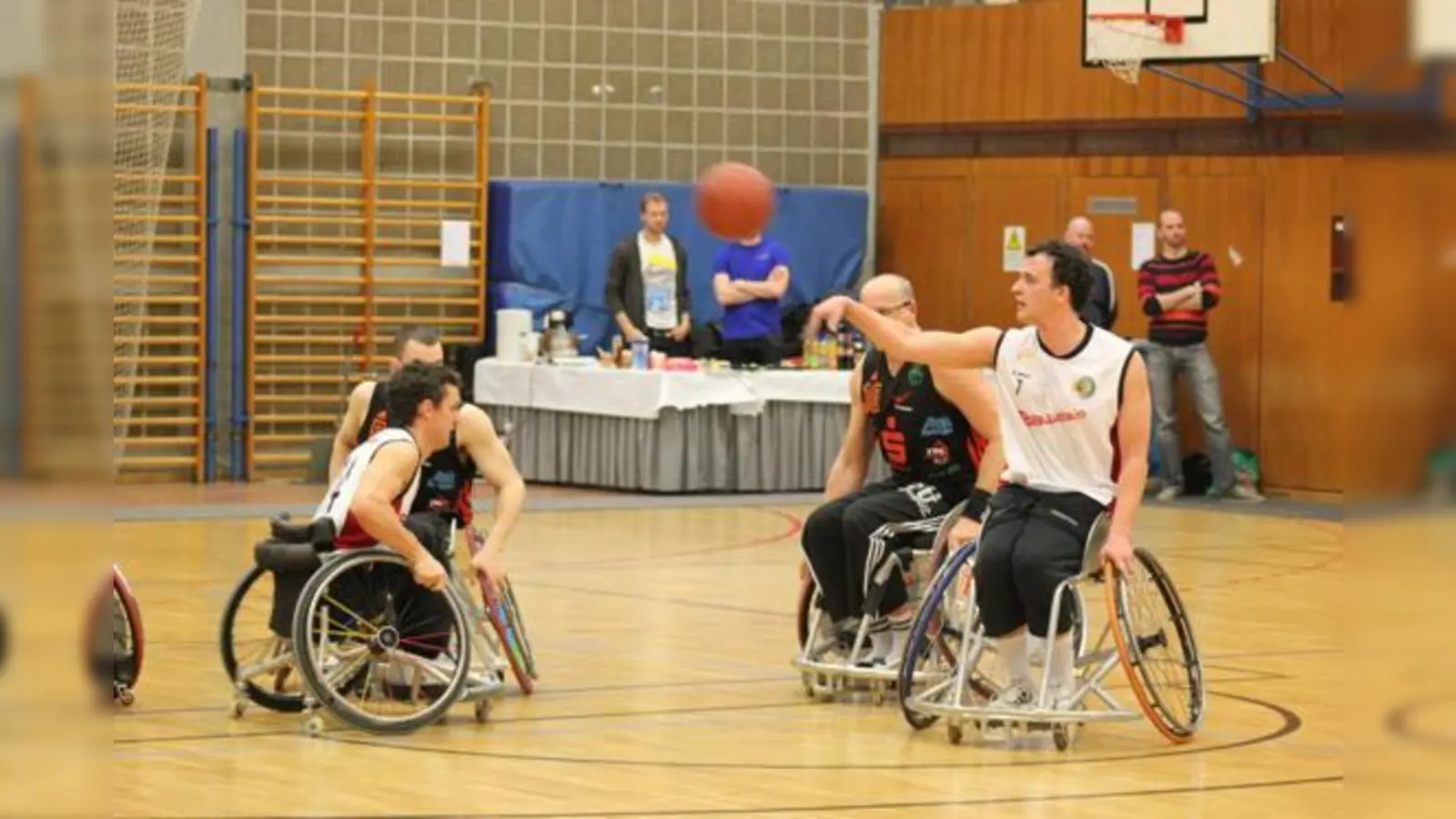 Der bisherige Spielertrainer und Initiator der Neugründung Benjamin Ryklin beim Pass.  (Foto: Verein)