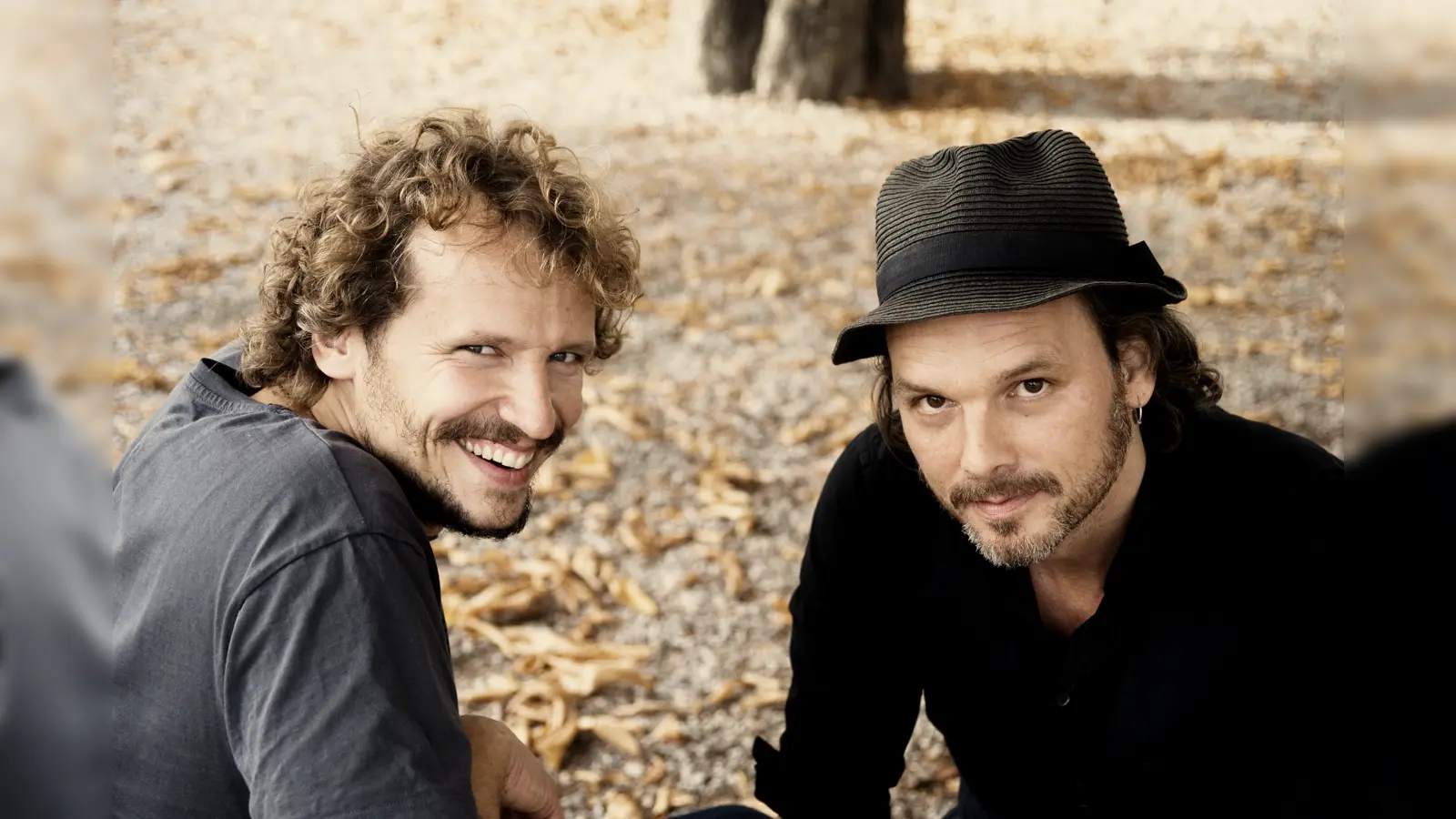 Marcus H. Rosenmüller und Gerd Baumann hinterfragen das Weltgeschehen auf unterhaltsame Weise. (Foto: Manu Theobold)