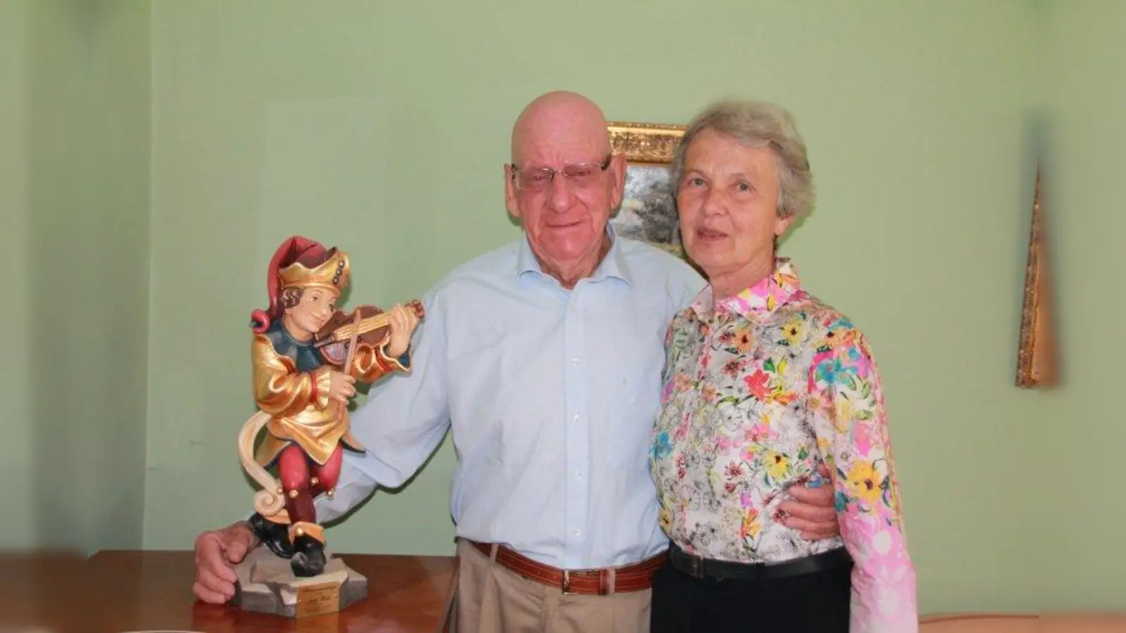 Josef Wahl mit seiner Frau Helga und dem Großen Morisken, den er von der Faschingsgesellschaft Würmesia verliehen bekam. Das Ehepaar hat einen Sohn und zwei Enkel. (Foto: bb)