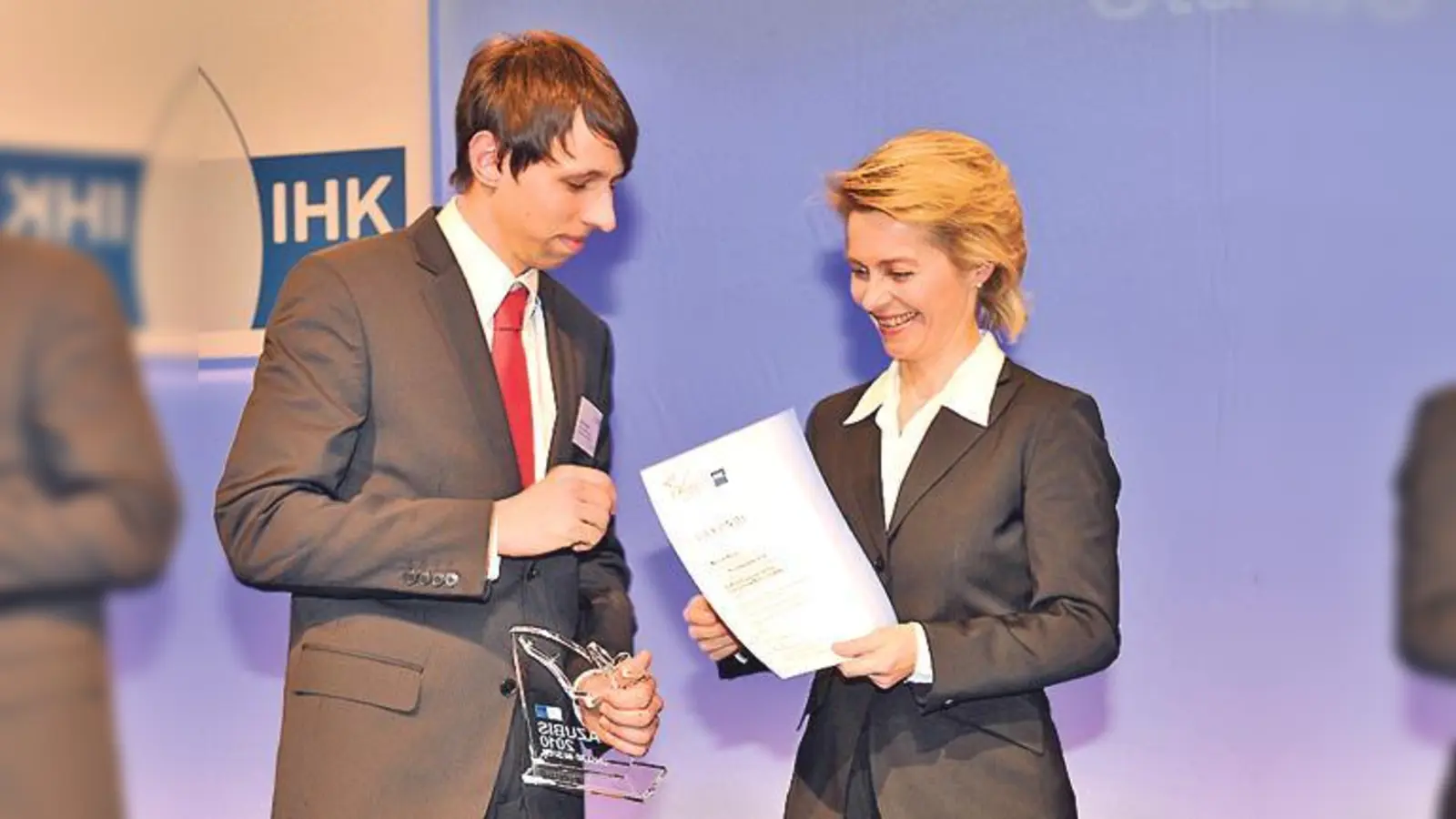 Ursula von der Leyen ehrte Marcus Nippe aus Haar für seinen Abschluss.  (Foto: Privat)