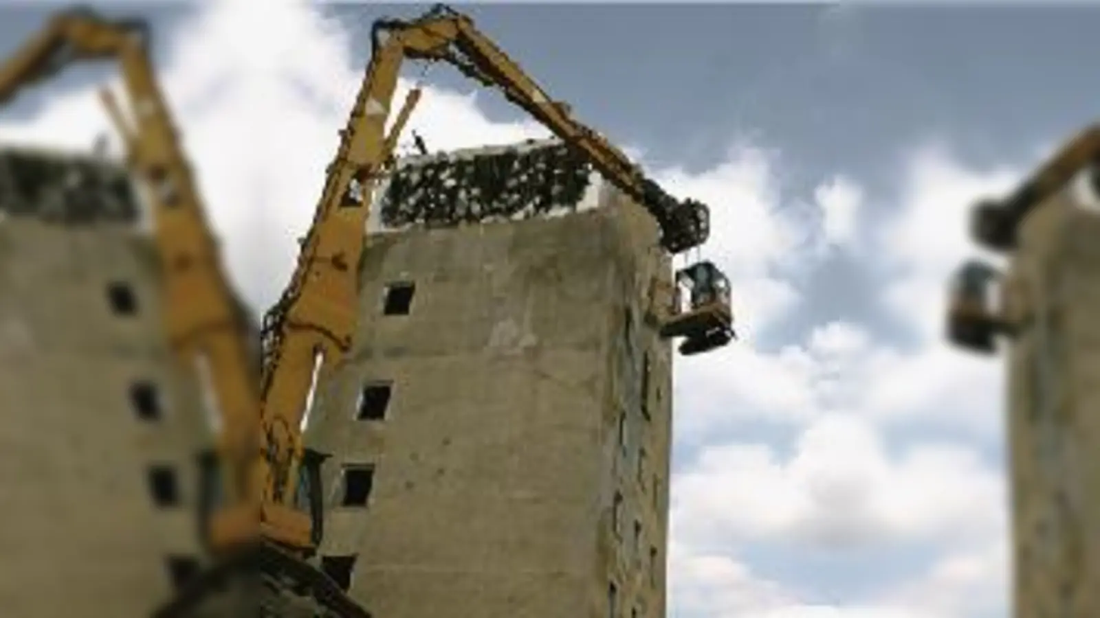 Kleiner Bagger schwebt an großem Bagger: Die Abrissarbeiten am Wasserturm in der Dahlienstraße stellten die Baufirma immer wieder vor besondere Herausforderungen. (Foto: em)