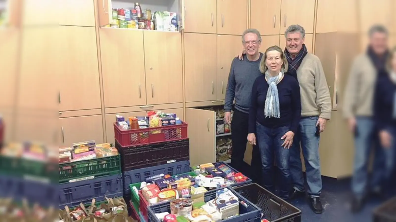 Strahlende NBH-Tafelhelfer vor den vielen Spendenboxen: Dörte Rohrhirsch, Wolfgang Kögel (l.) und Steffen Rohrhirsch hatten alle Hände voll zu tun.	 (Foto: NBH)