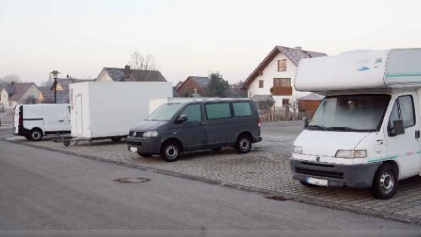 Zweitautos (oder sogar Drittautos?) und auch Gewerbefahrzeuge: Bei solch einer Nutzung der öffentlichen Stellplätze in Wohngebieten kommen Berechnungen über den Bedarf zwangsläufig zu falschen Ergebnissen.	 (Foto: kw)