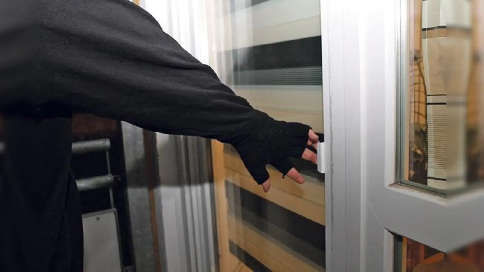 Im Schutz der anbrechenden Dunkelheit riegeln Einbrecher Fenster und Türen auf. Oft benötigen sie dafür nur wenige Sekunden.	 (Foto: Christine Henze)