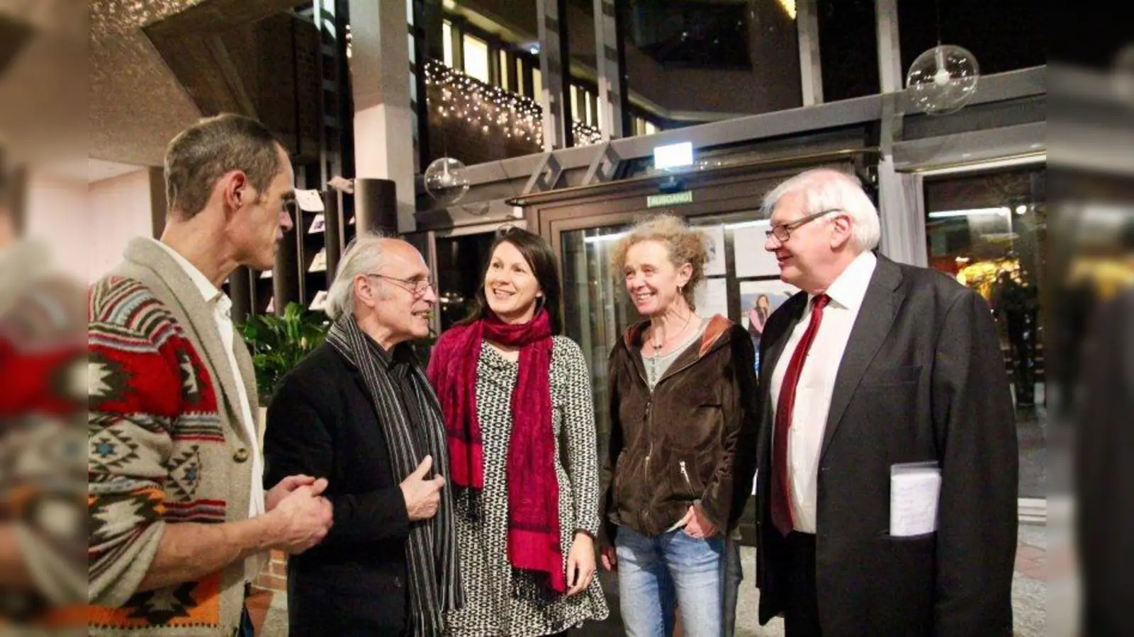 Kunstvereinsvorsitzender Bernd Wiedemann, Maler Hansjürgen Gartner, Fotografin Susanne Posegga, Iris Rampf vom Kunstverein sowie Gautings Vize-Bürgermeister Jürgen Sklarek (v.l.) bei der Vernissage im Rathaus. (Foto: us)