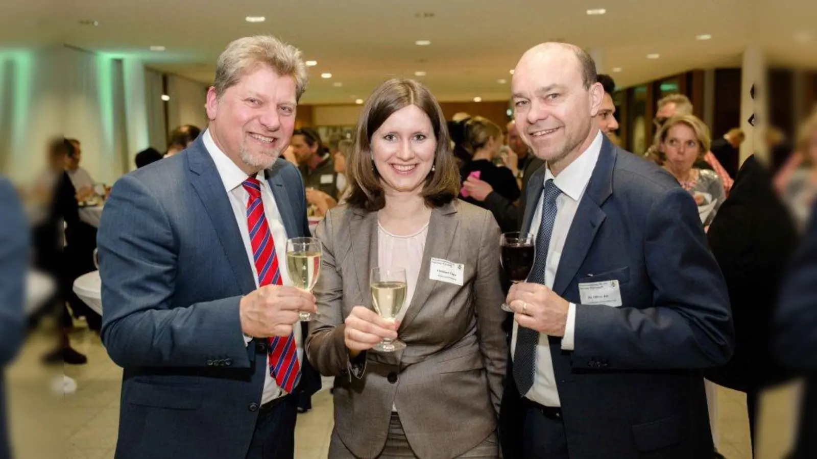 1. Bürgermeister Harald Zipfel mit Wirtschaftsförderin Christiane Unger und Dr. Oliver Bär, 1. Vorsitzender des Wirtschafts-Clubs Neuried e.V. (von links) beim Neujahrsempfang für die Gewerbetreibenden. (Foto: Kerstin Keysers)