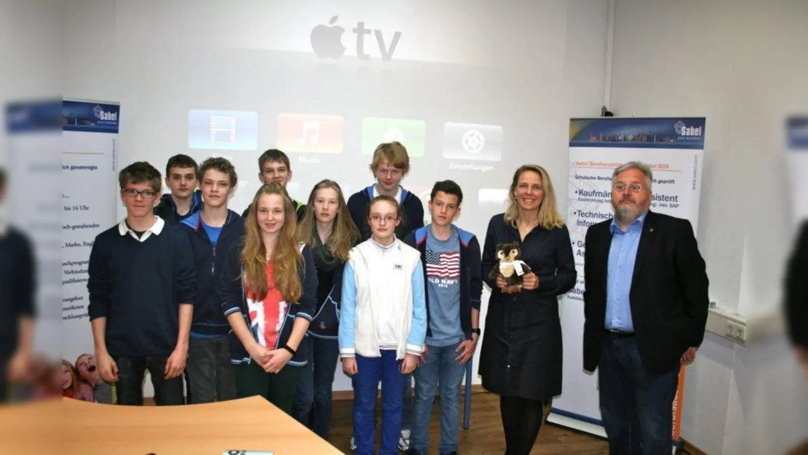 Schüler des „Schülerseniorenservice” der zukünftigen Kaufmännischen Assistenten, die Landtagsabgeordnete Julika Sandt mit einem Maskottchen der Sabel-Schule und Bezirksausschuss-Mitglied Günther Görlich. (Foto: JS)