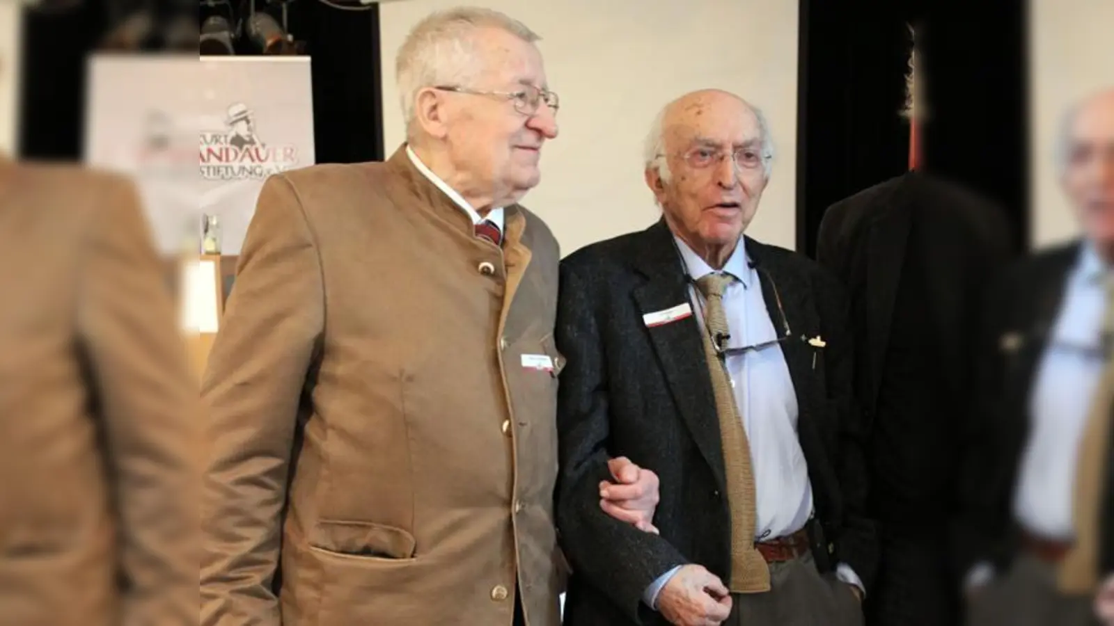 Eine Männerfreundschaft, die auch auf der Leidenschaft für den FC Bayern beruht: der ehemalige FCB-Präsident Willi O. Hoffmann (li.) und Uri Siegel, Neffe  Kurt Landauers und erster Träger der goldenen Ehrennadel der Kurt Lan­dauer Stiftung.  (F.: Stiftung)