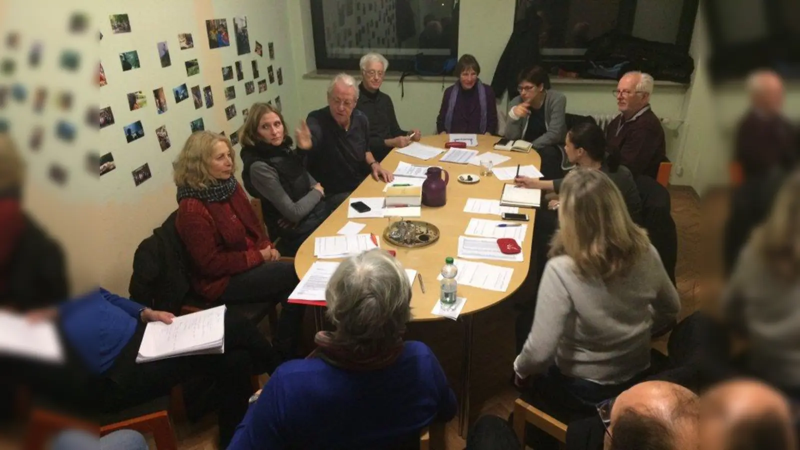 Die Helfer besprechen bei der Krisensitzung wie die Auszüge sozialverträglich gestaltet werden können. (Foto: Helferkreis Germering)