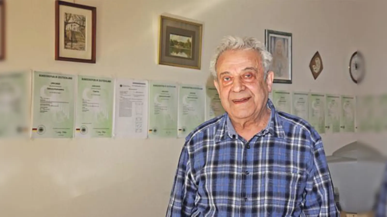 Anatoly Paley mit einigen seiner Patente: Der 80-Jährige tauscht sich bis heute gern mit Kollegen über aktuelle wissenschaftliche Neuigkeiten aus.  (Foto: Marina Maisel)