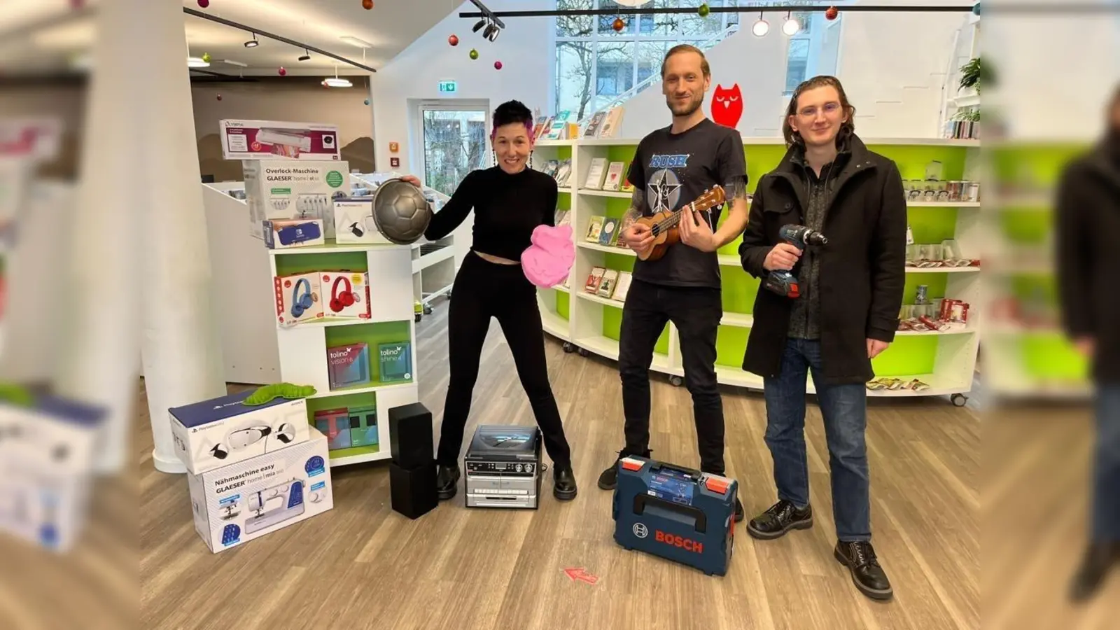 Stellen die ersten Ausleihartikel der „Bibliothek der Dinge” vor: Büchereileitung Tanja Keller, Nils Later und Tom Scheuer (v.l.) (Foto: Bücherei Unterhaching)