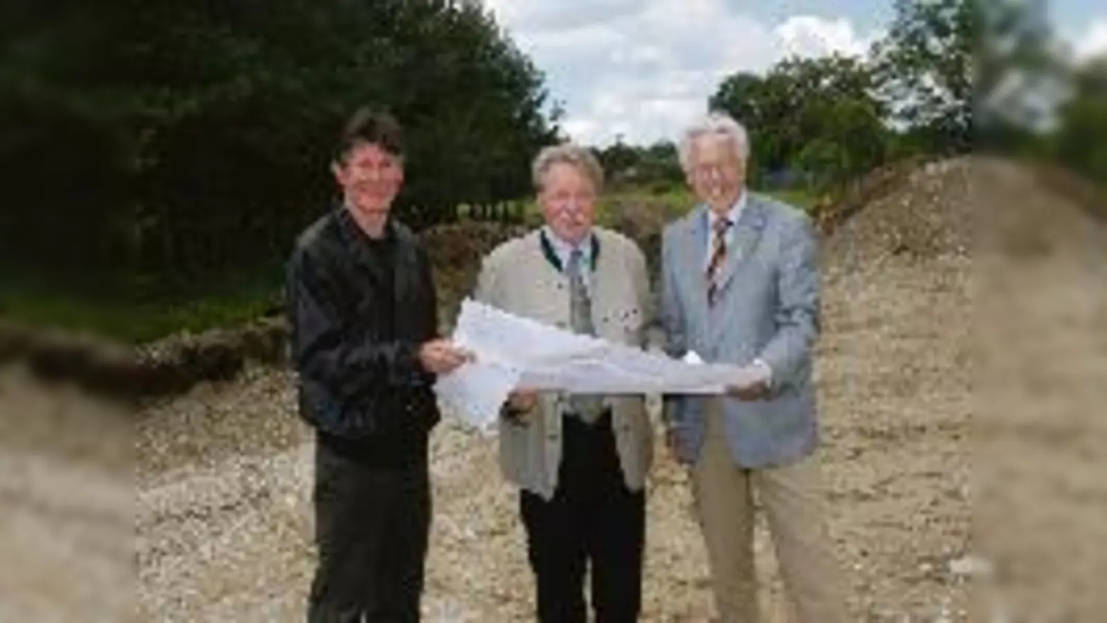 Naherholung und Naturschutz: (v. li.) Landschaftsarchitekt Rolf Lynen, Umweltstaatssekretär Otmar Bernhard und Garchings Bürgermeister Manfred Solbrig studierten beim Baustart zufrieden die Pläne für Bürger und Natur.	  (Foto: ba)