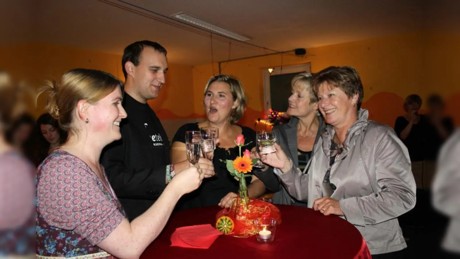 Auf 15 Jahre tolle Jugendarbeit! Marteeny-Mitarbeiterin Nadja Köhler, KJR-Vorstand Kevin Heidemann, Claudia Haslbeck vom Sozialraum Planegg, KJR-Bereichsleiterin für Regionale Jugendarbeit für den Landkreis, Angelika Kluge, und Bürgermeisterin Annemarie Detsch (v.l.) (Foto: US)