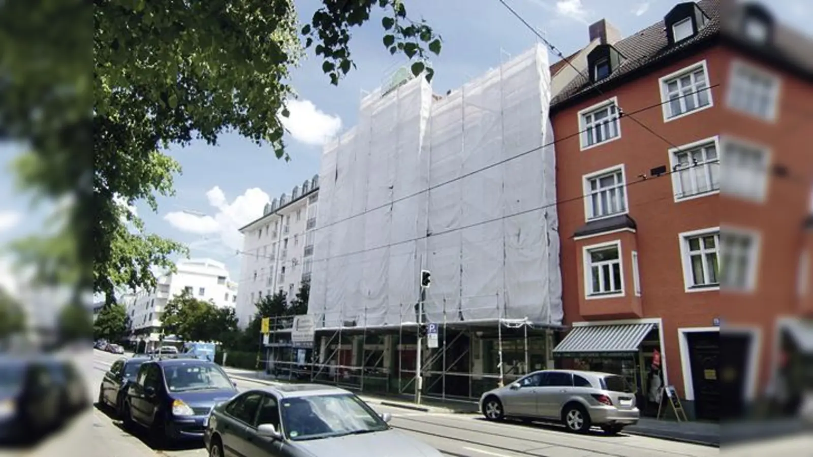 Die verhüllte Fassade des fast leer stehenden Gebäudes an der Ismaninger Straße. Die CSU-Fraktion im BA fordert nun Erklärungen von der Stadt.	 (Foto: hgb)