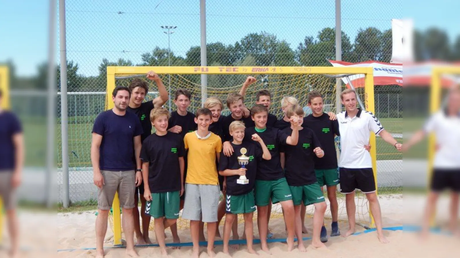 Aus Spaß wird Meister: die erfolgreiche C1-Jugend des TSV Allach mit Trainer Markus Wanger (l.) und Co-Trainer Christian Berger (r.). (Foto: TSV Allach)