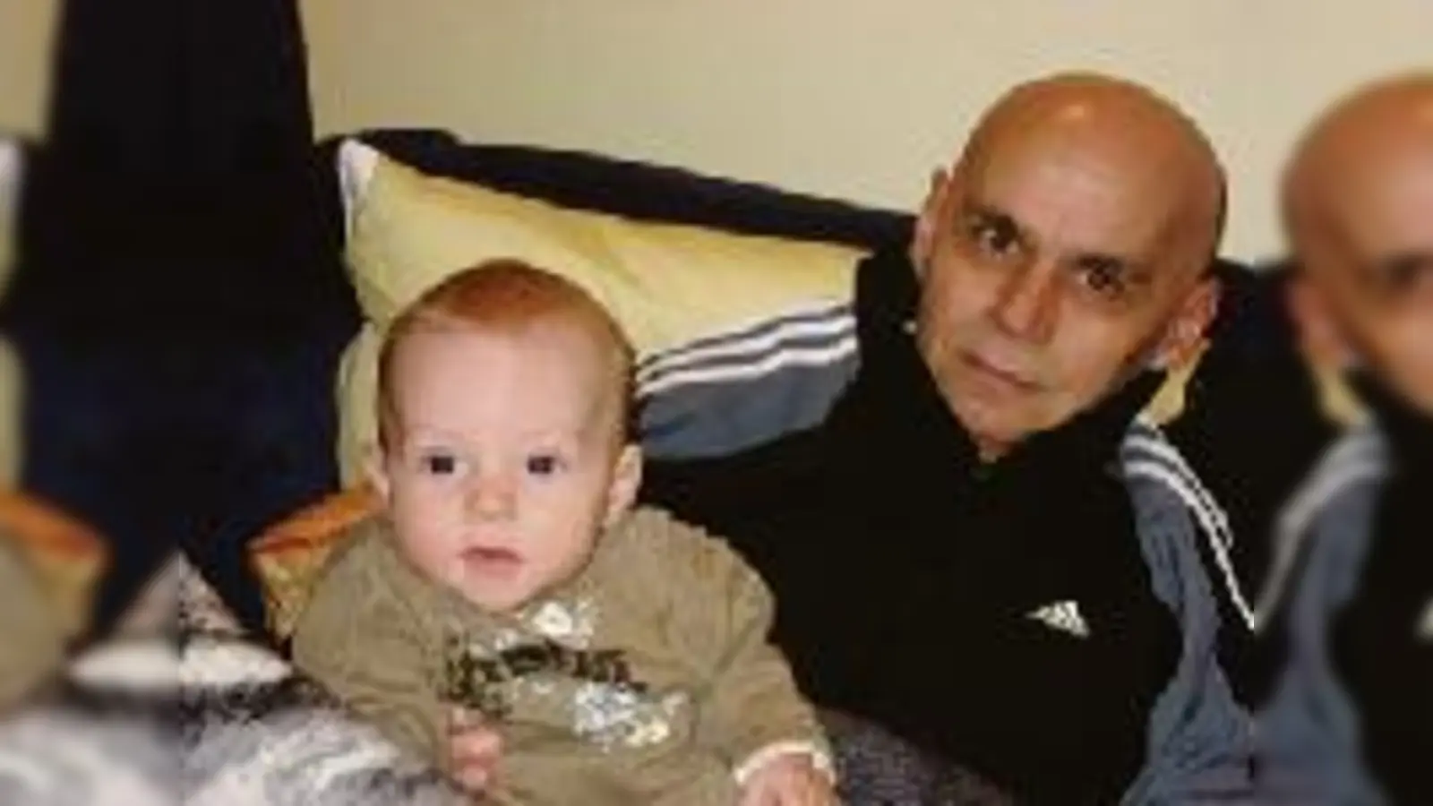 Der von der Chemotherapie  deutlich gezeichnete Walter Moder (im Bild mit seinem Enkel Sebastian) sucht einen geeigneten Stammzellspender. 	 (Foto: PP München)