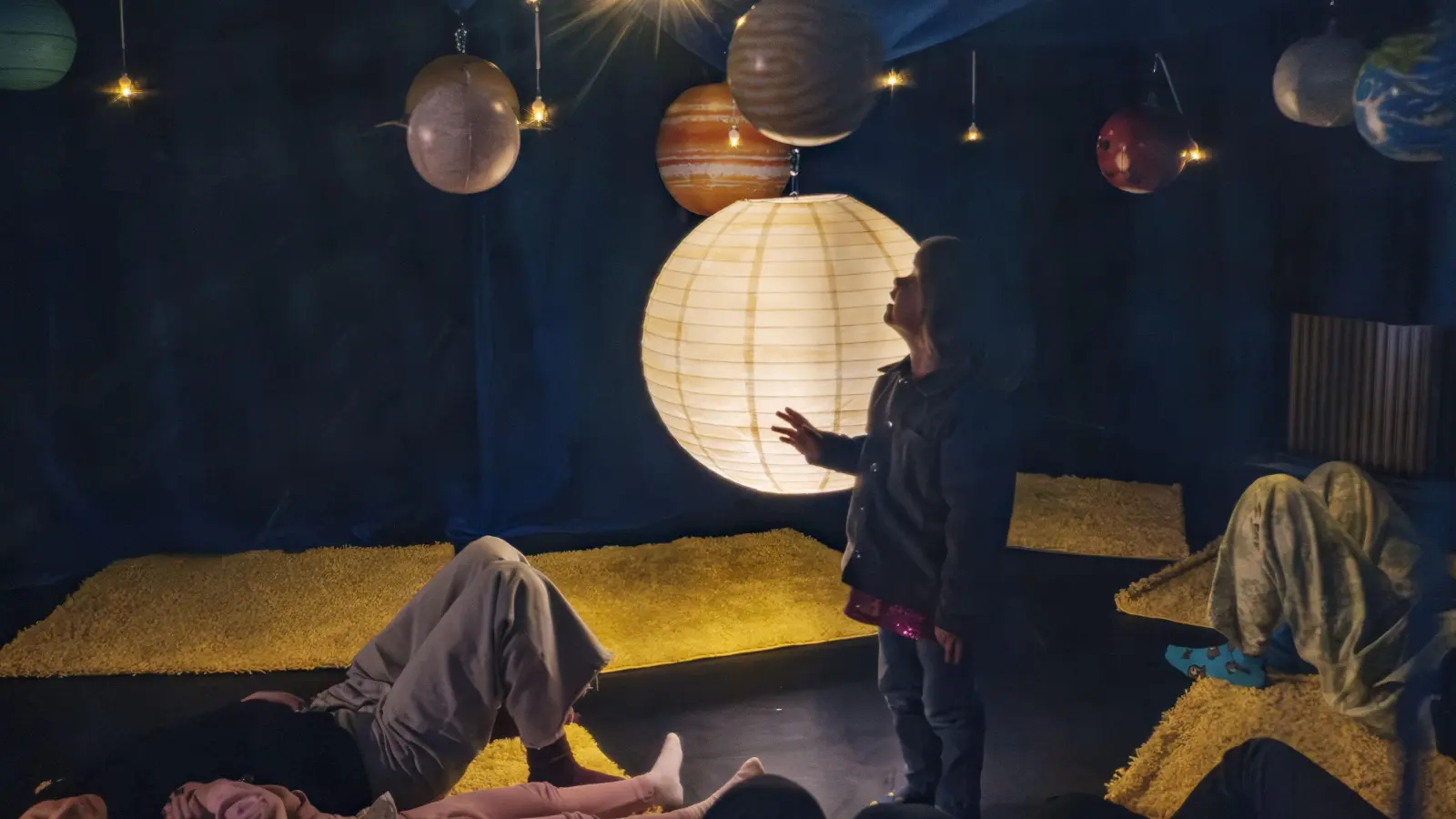 In der interaktiven Performance verschmelzen Tanz, Theater und Installation zu einem fantasievollen Erlebnis, das Sterne und Planeten lebendig werden lässt. (Foto: Franz Kimmel)