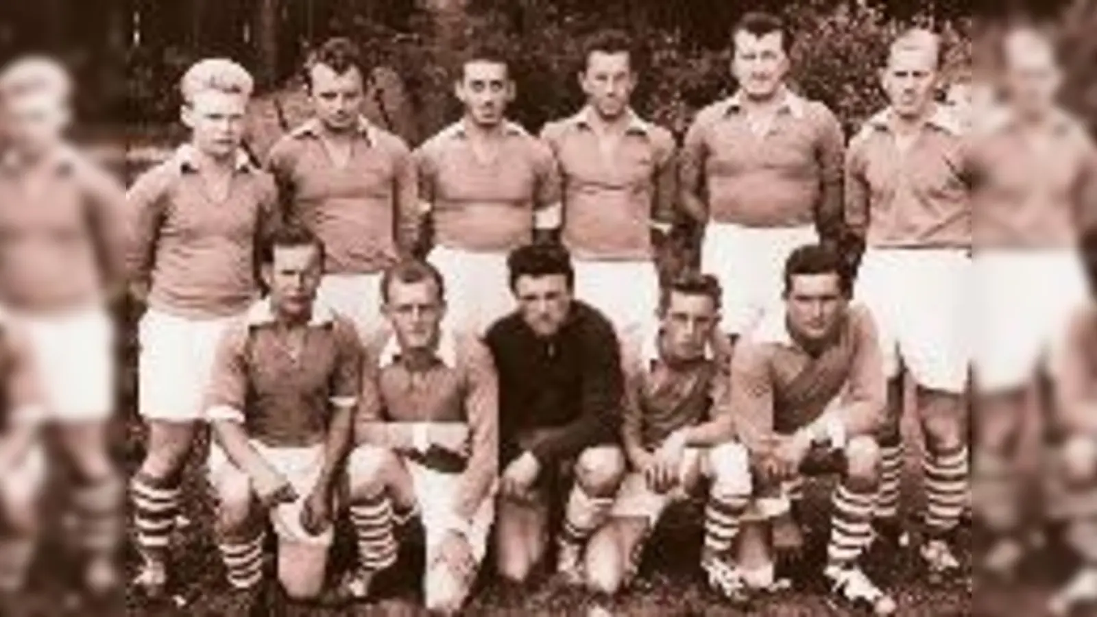 Lang, lang ists her: Schon die Aschheimer Pokalmannschaft 1958 überzeugte mit kessen Frisuren und viel Sportsgeist.  (Foto: FCA-Archiv)