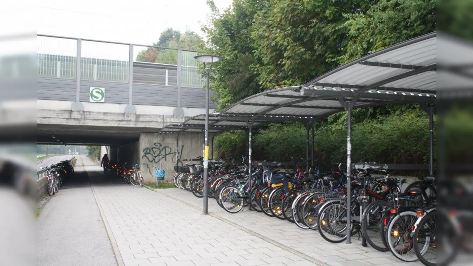 Kaum ein freier Platz: Die Fahrradständer am S-Bahnhof Untermenzing am Walter-von-Cube-Weg sind meist komplett belegt. (Foto: sb)