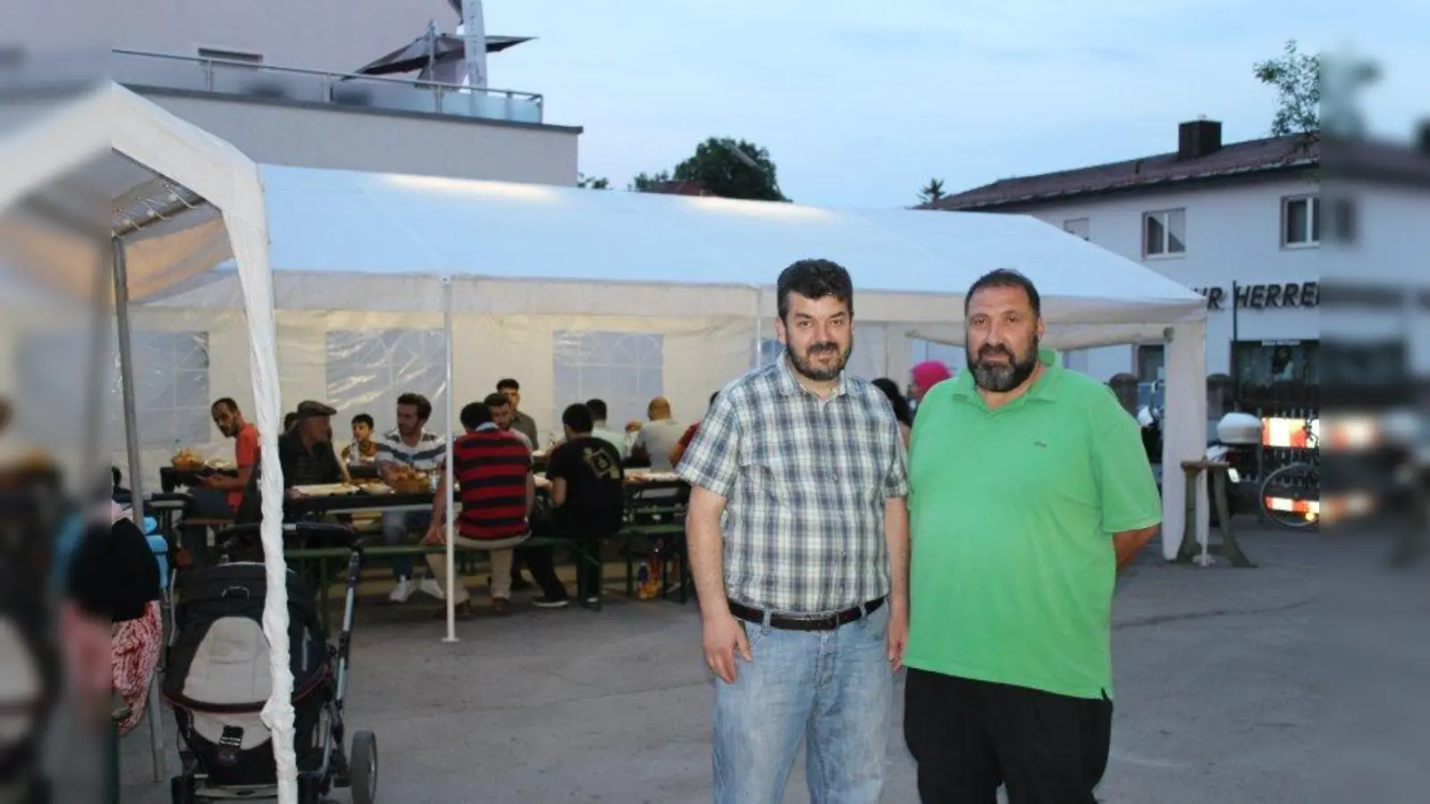 Recep Yerlikaya (r.) und Ömer Cavusoglu auf dem Vereinsgelände des Türkisch-Islamischen Vereins München-Allach in der Vesaliusstraße. (Foto: sb)