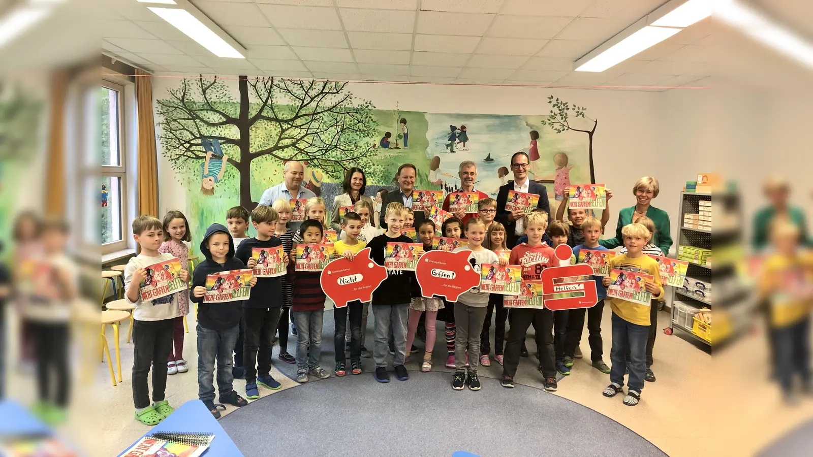 Die Schüler der Klasse 3a der Grundschule Vaterstetten an der Wendelsteinstraße mit (v.l.) Harald Weinmann, Sigrid Binder, Landrat Robert Niedergesäß, Peter Bachmeier, Torsten Koch sowie Martina Strauß. (Foto: Kreissparkasse)