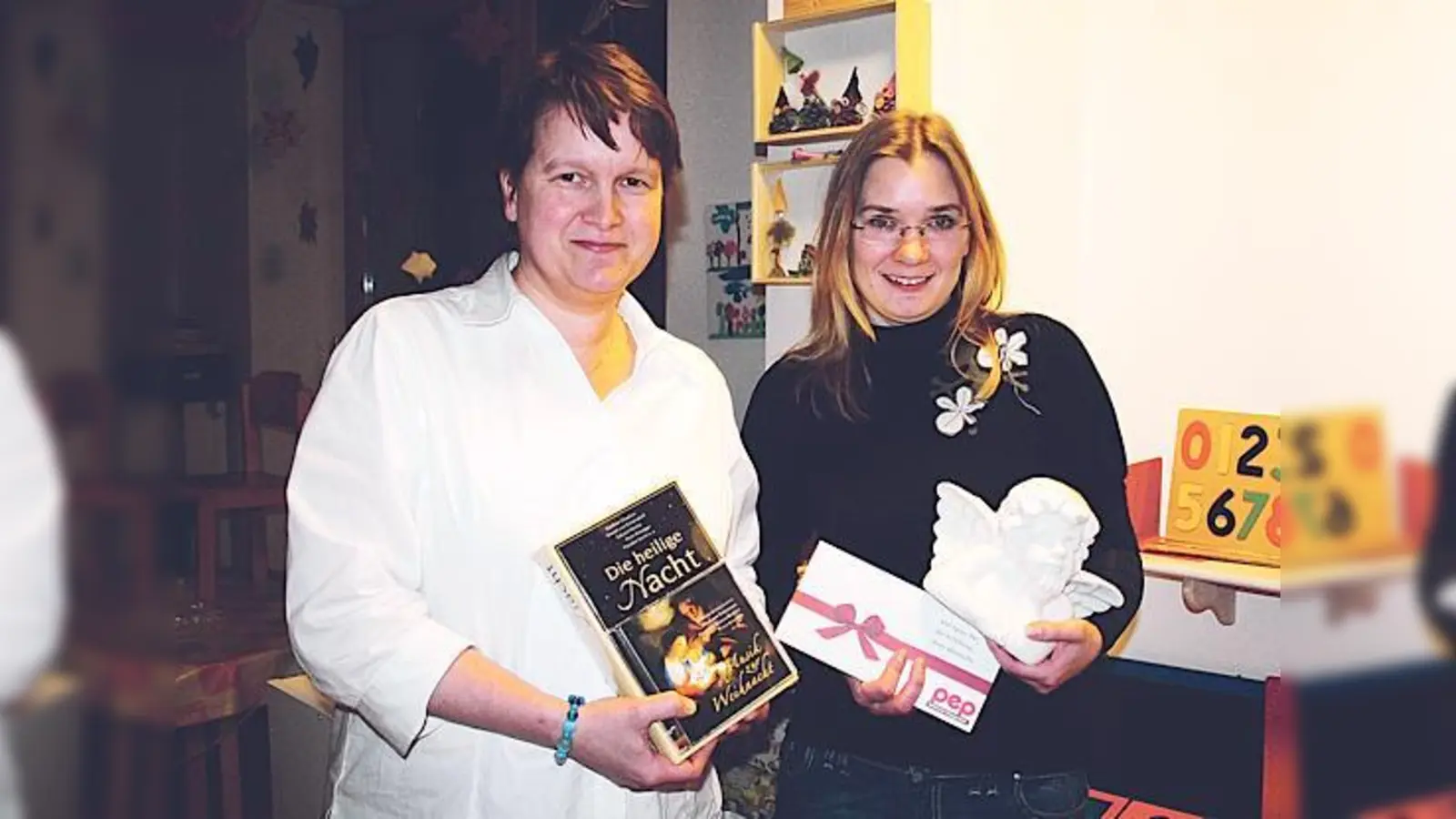 Über den Engel von Pflanzen Kölle und den 100 Euro-Einkaufsgutschein vom Einkaufs-Center pep freute sich Natalija Bublak zusammen mit Beate Knoblach, die sie vorgeschlagen hat; sie bekam ein Buch mit CD. (Foto: js)