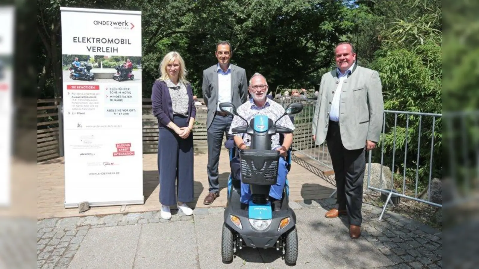Präsentierten eines der vier Elektromobile, die im Tierpark zum Verleih zur Verfügung stehen (von links): Stephanie Lerf, Geschäftsführerin anderwerk GmbH, Rasem Baban, Zoodirektor, Georg Kronawitter, Behindertenbeirat München, und Clemens Baumgärtner, Referent für Arbeit und Wirtschaft. (Foto: LHM)