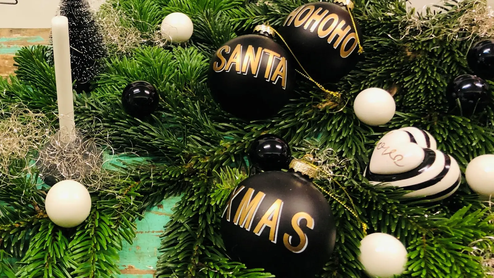 Auch von Hand gebundene Adventskränze und Gestecke gibt es auf dem Markt. (Symbolbild: hw)