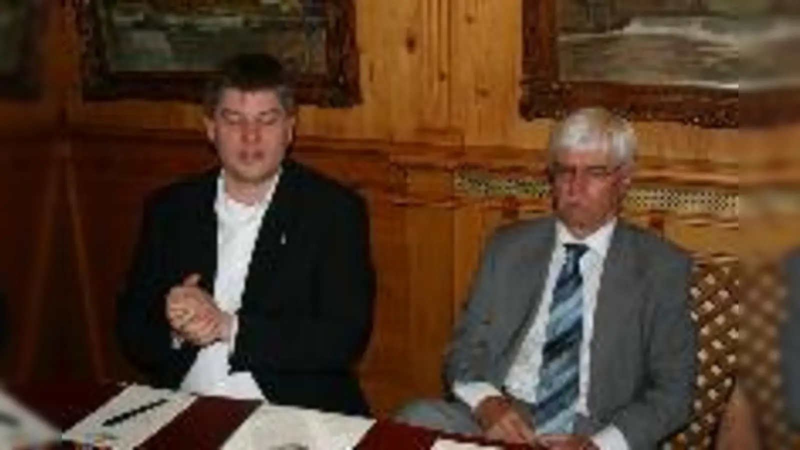 Das Eis wird dünn: EHC-Sprecher Carsten Zehm (links) und Jürgen Bochanski suchen nach dem rettenden Stohhalm für ihren Verein.  (Foto: dakoe)