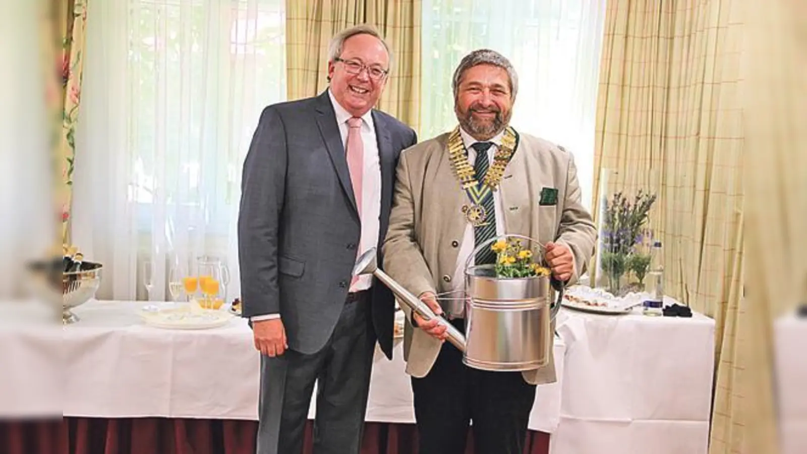 Heinrich Förster (re.) ist der neue »Gärtner des rotarischen Gartens«. 	 (Foto: VA)