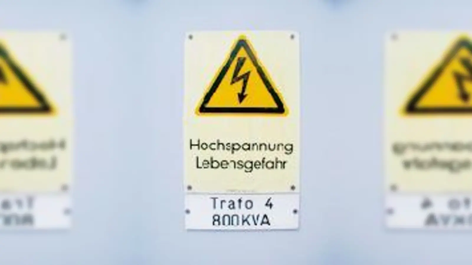 Durch einen qualmenden Trafokasten drohte die Stromversorgung im Olympia Einkaufszentrum zusammenzubrechen. Darauhin wurde das Center evakuiert und  (geschlossen.Fotos: ta)