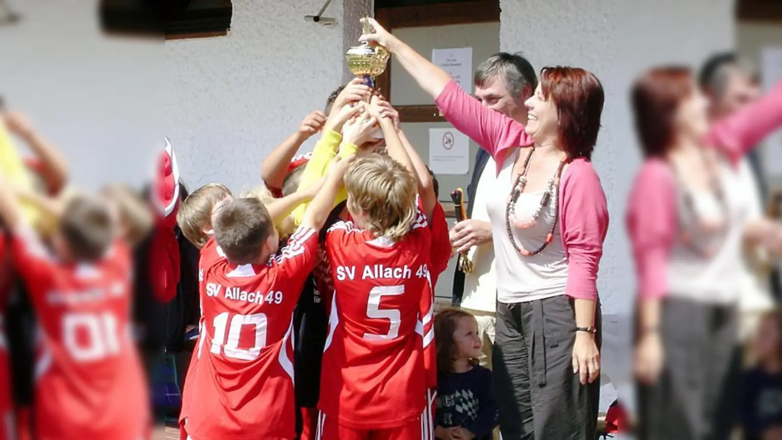 Diana Stachowitz überreicht den Wanderpokal.  (F.: VA)