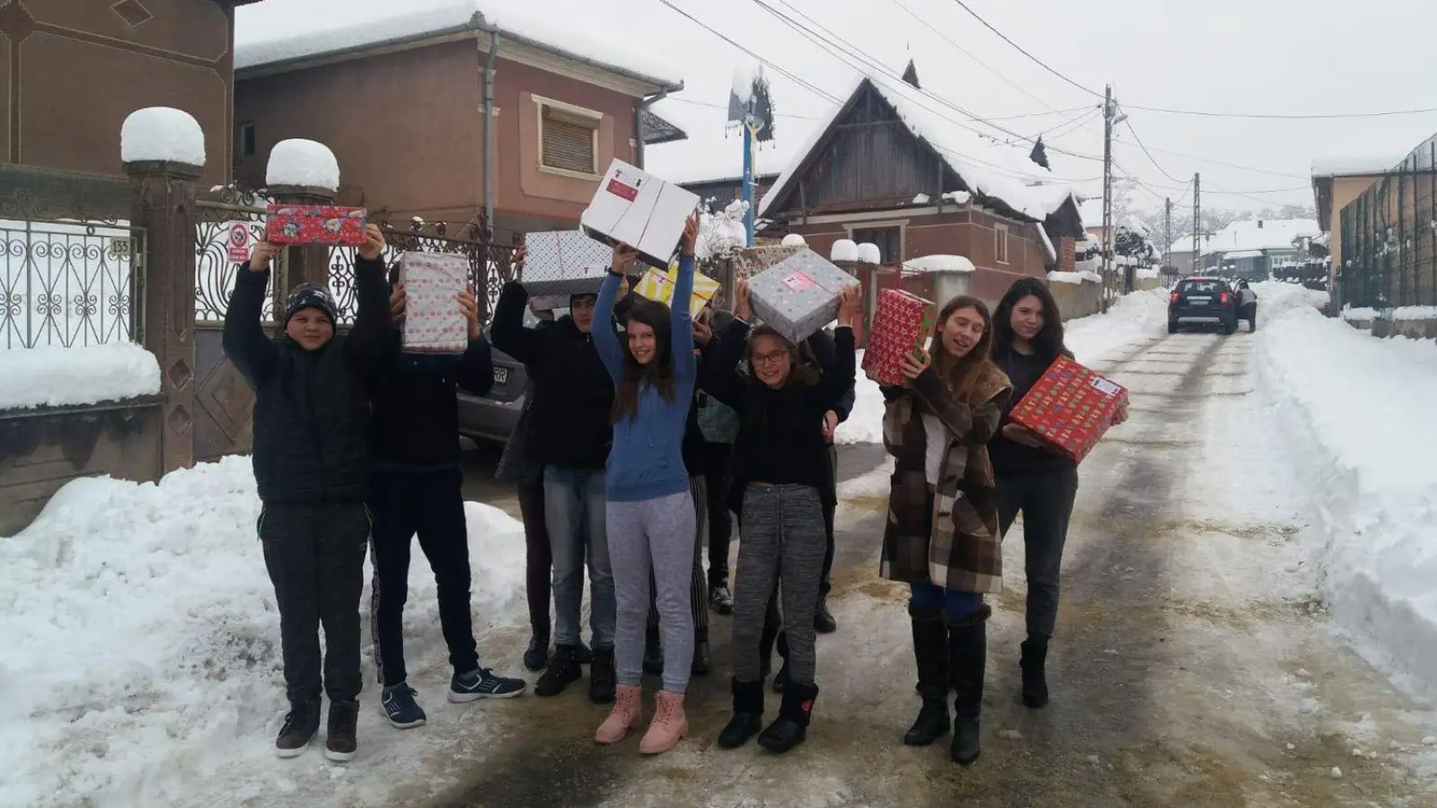 Die Weihnachtspäckchenaktion "Geschenk mit Herz" der bayerischen Hilfsorganisation humedica bereitet Kindern in Not auch heuer wieder eine besondere Freude. (Foto: humedica )