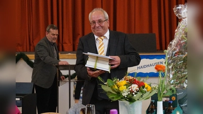 Günther Kraus bekam von allen Seiten große Anerkennung. Im Hintergrund Erich Rauch, Gebietsleiter der Caritas München Ost. (Foto: Harrer/Caritas München)