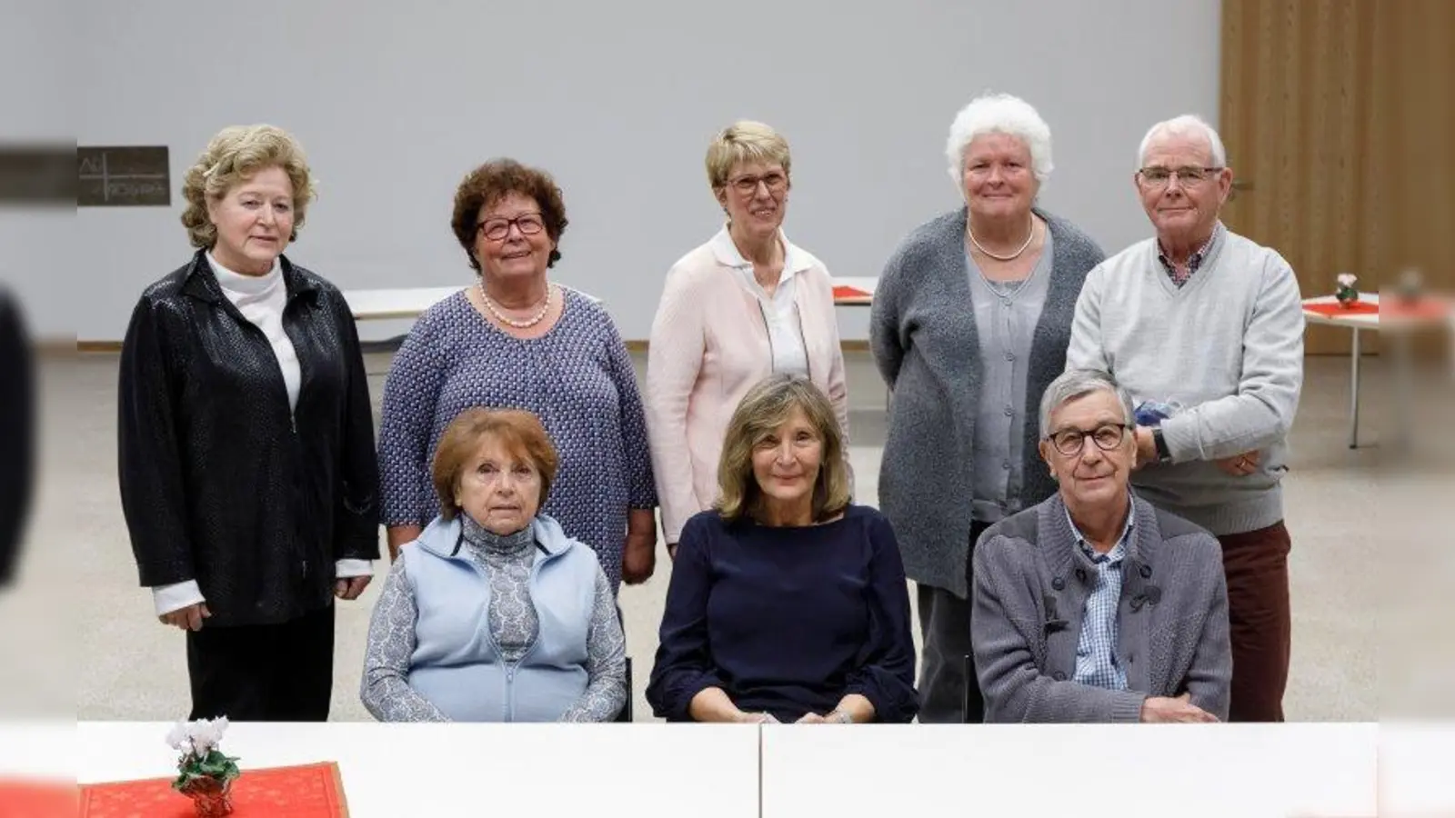 Der neugewählte Vorstand der Aubinger Nachbarschaftshilfe:<br>(vorne von links): Henrike Hutter, Monika Götz, Wolfgang Kück.<br>Hinten von links: Ingeborg Fodor, Monika Holzapfel, Christine Oberarzbacher-Schier, Annette Lindner, Hans-Joachim Reichle. (Foto: Klaus Bichlmayer)