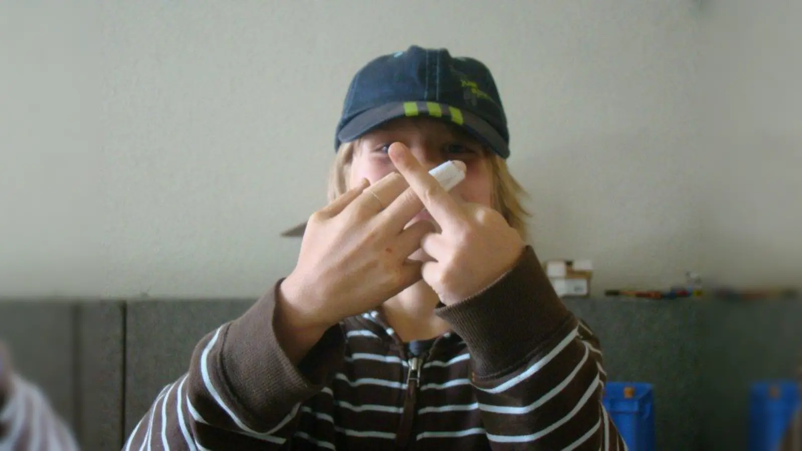 Den Mittelfinger zu zeigen, gehört nicht zum guten Ton. (Foto: pst)