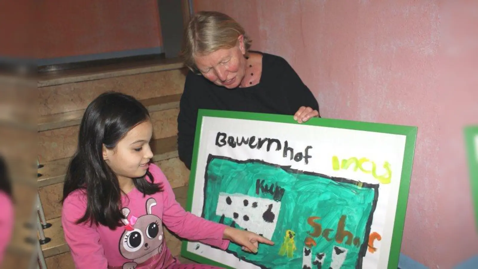 Malen als Kanal für Erlebtes und als Anregung, miteinander ins Gespräch zu kommen: Irmela Strohhacker und die zehnjährige Inas vor ihrem Bauernhofbild. (Foto: US)