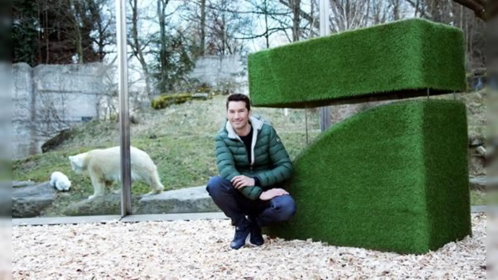 Taufpate Galileo-Moderator Stefan Gödde besuchte die kleine Eisbärin auf der Tundra-Anlage in der Polarwelt.	 (Foto: ProSieben)