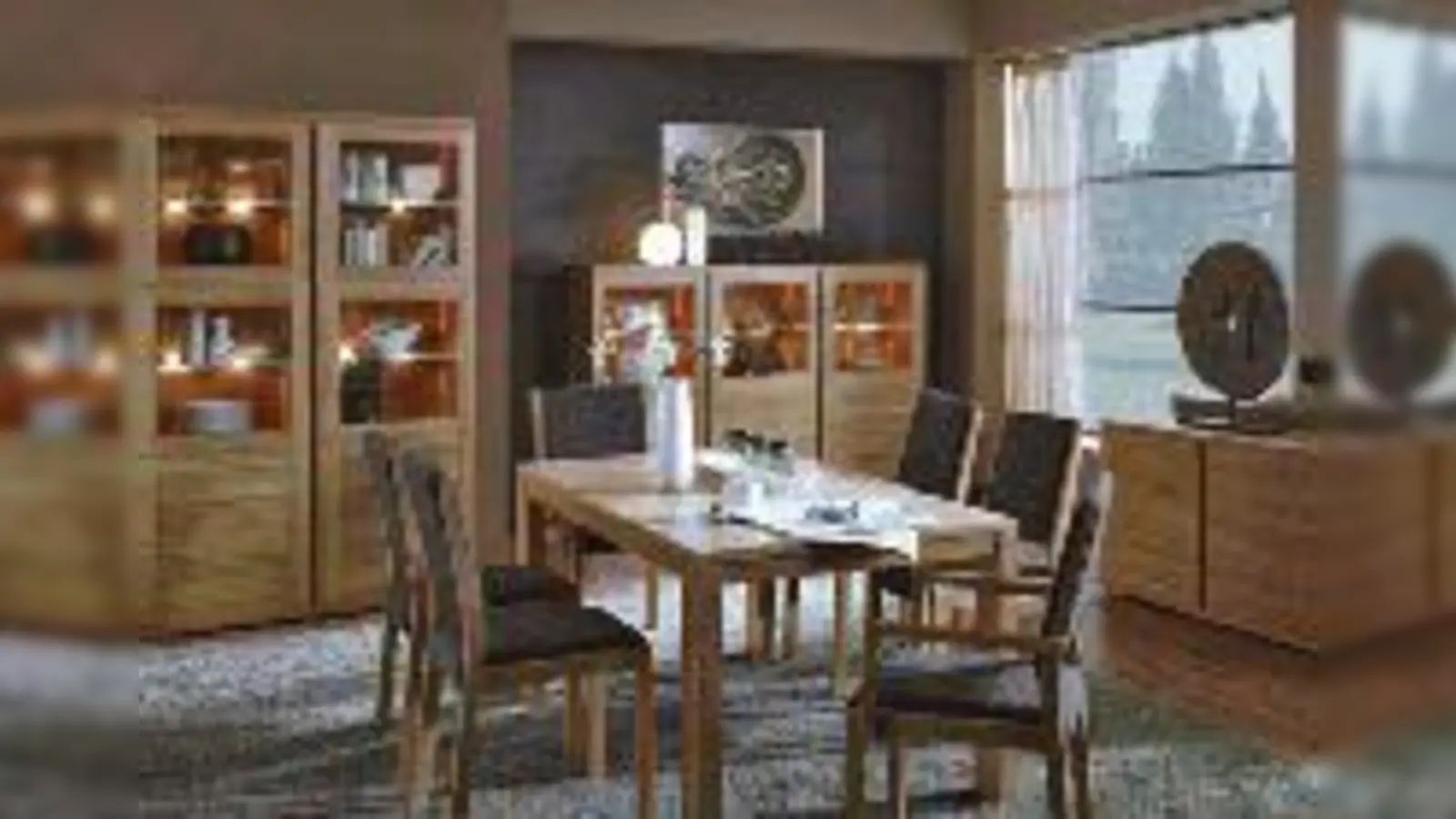 Weniger bedeutet heute mehr: Ausgesuchte Möbel in hellen Farben setzen Akzente, die von perfekt platzierten Leuchten unterstützt werden. 	 (Foto: GEsk)